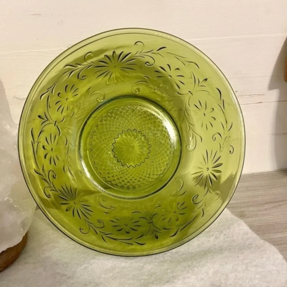 Vintage 1979 FTD Olive Green Glass Bowl Daisy Pattern 7.5”